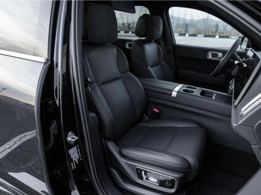 Черный внедорожник