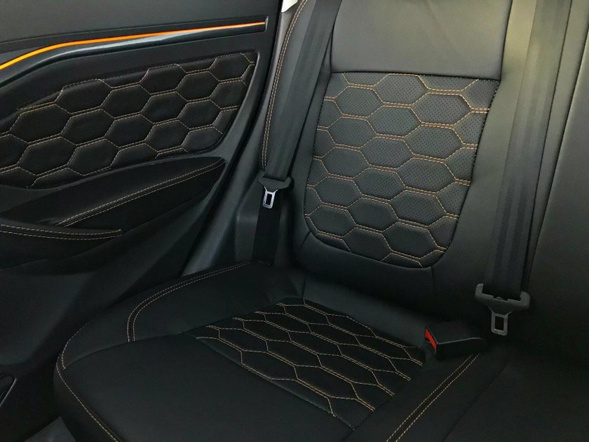 Чехлы Лада Веста св кросс алькантара