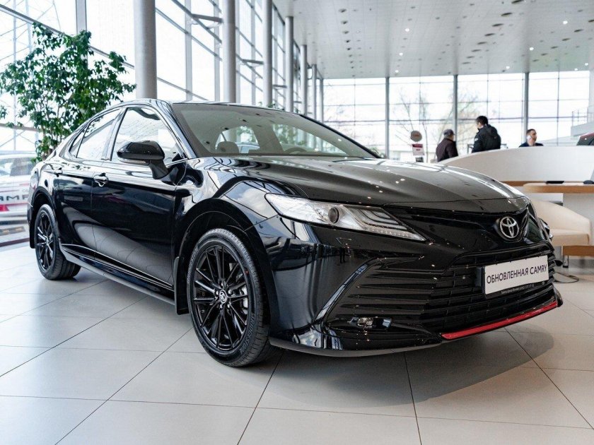 Toyota Camry 2022 черная