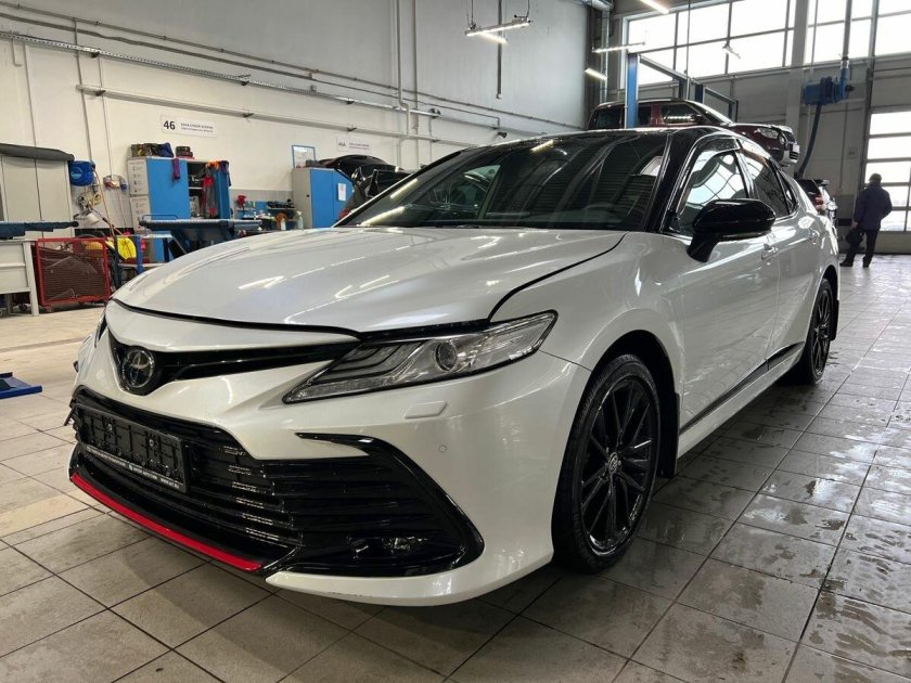 Камри 70 белая с черной крышей