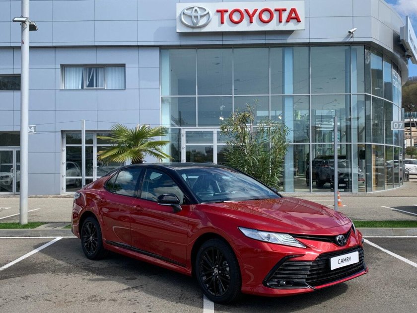 Toyota Camry gr Sport красная