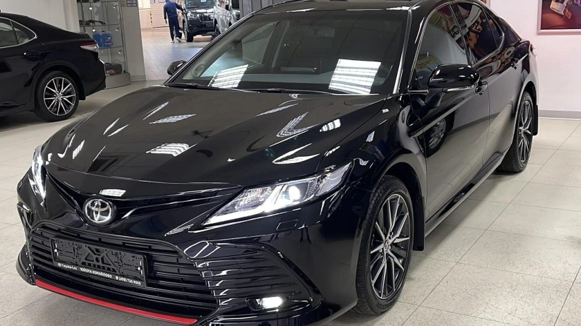 Toyota Camry 2022 черная