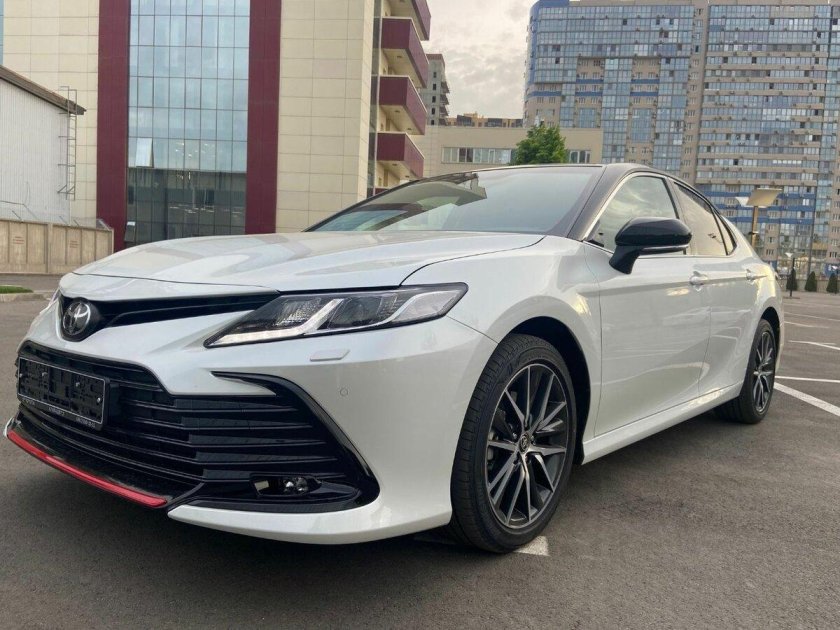 Тойота Камри 70 3.5 gr Sport белая