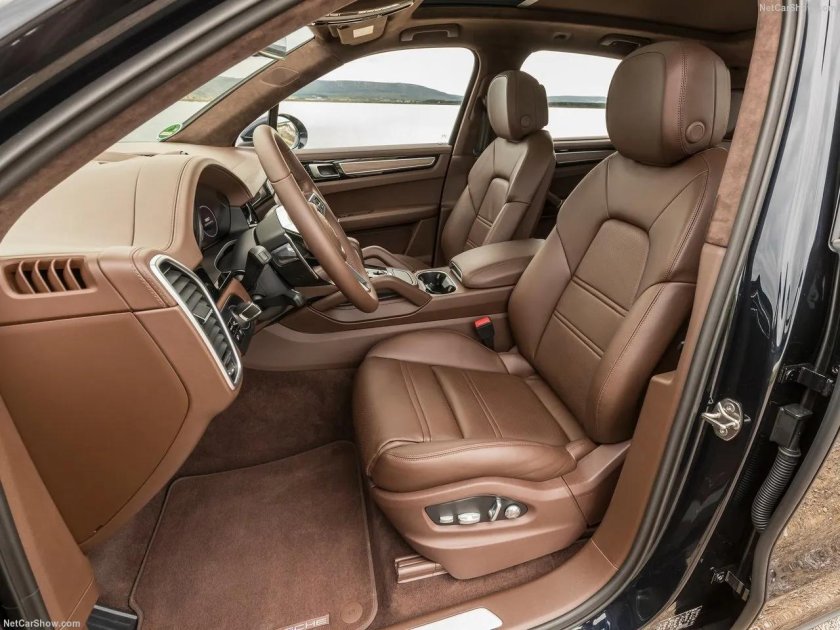 Порше Кайен коричневый салон