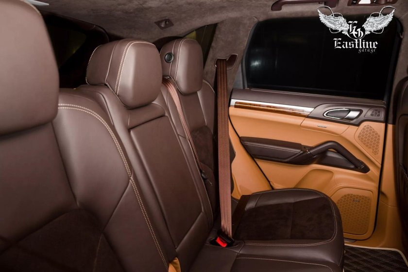 Порше Кайен коричневый салон