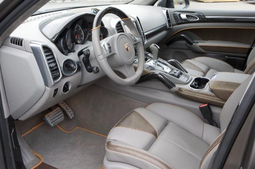 Porsche Cayenne на сером салоне
