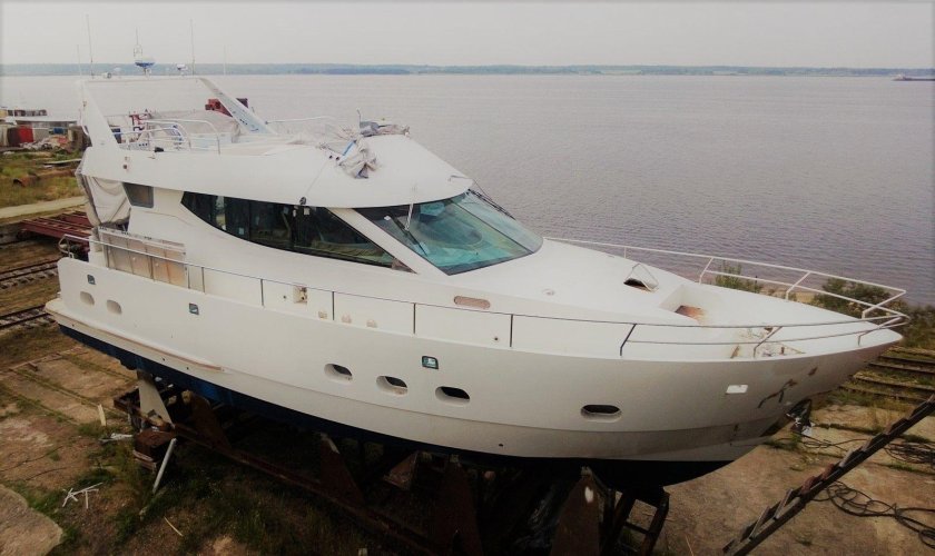 Яхта август