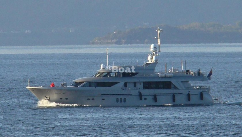 Яхта на Байкале