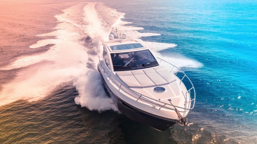 Катер в море