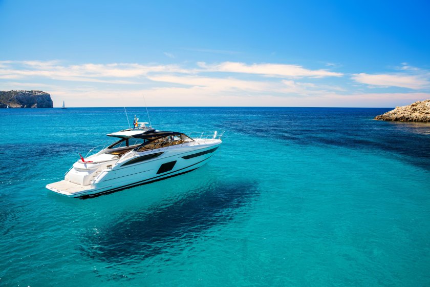 Яхта в море