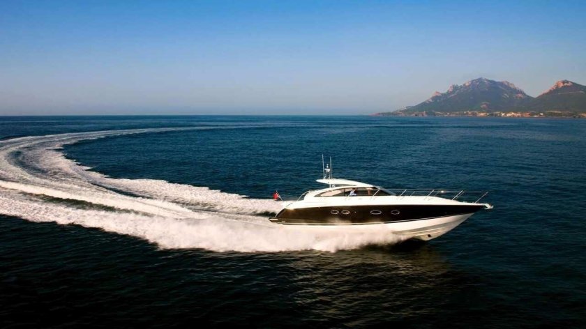 Катер в море