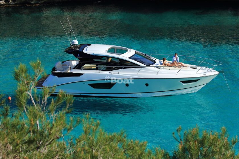 Моторная яхта Beneteau