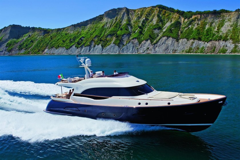 Яхта моторная Першинг