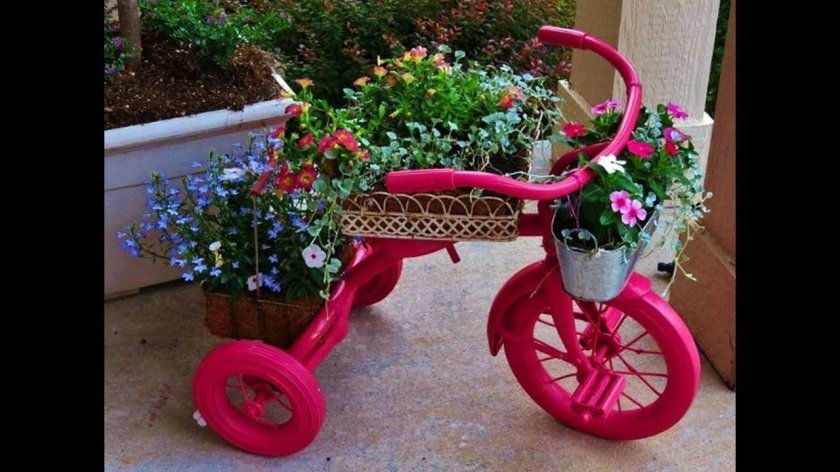 Велосипед в саду декор