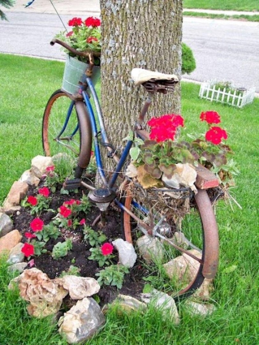 Велосипед в саду декор