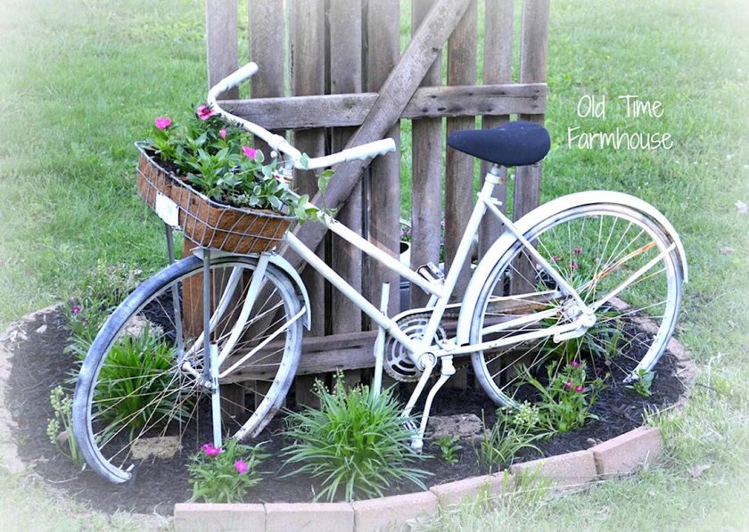 Велосипед в саду декор