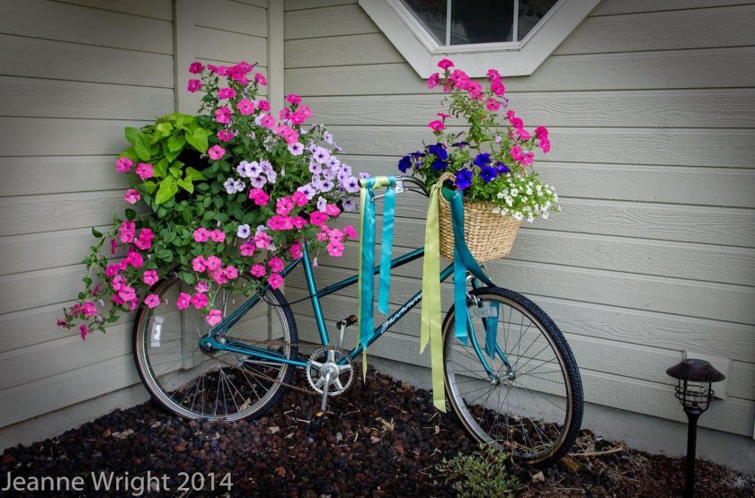 Велосипед в саду декор