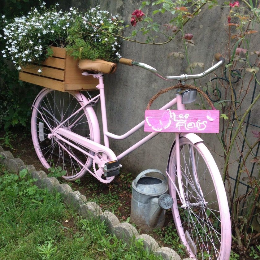 Велосипед в саду