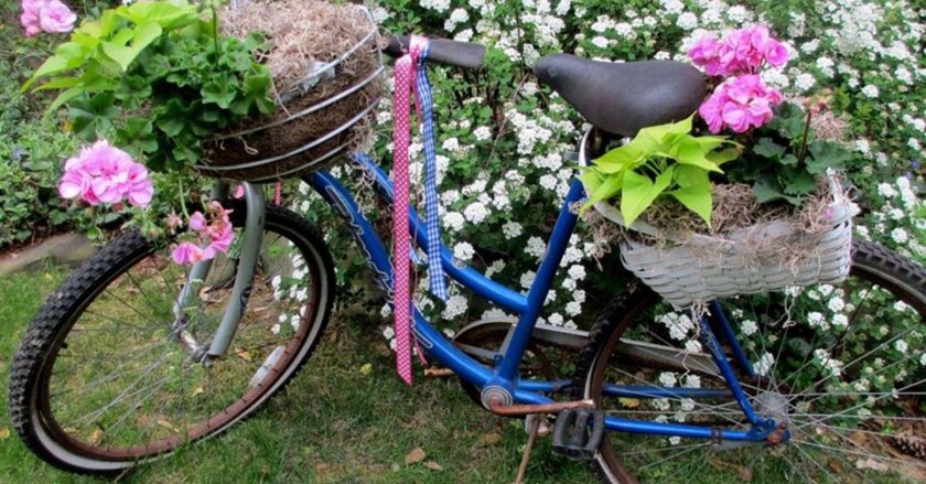 Велосипед в саду декор