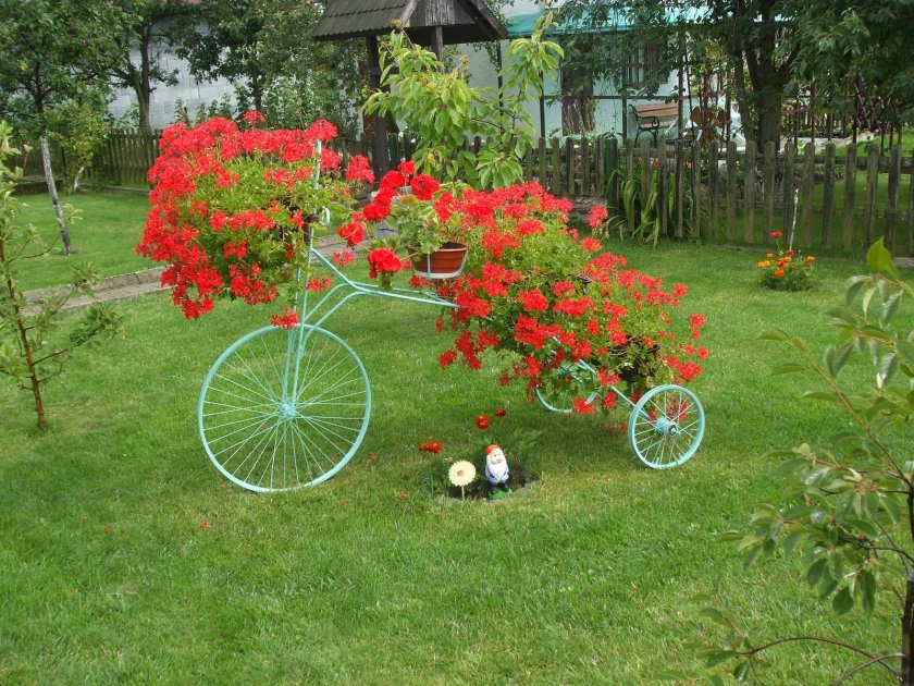 Велосипед в саду декор