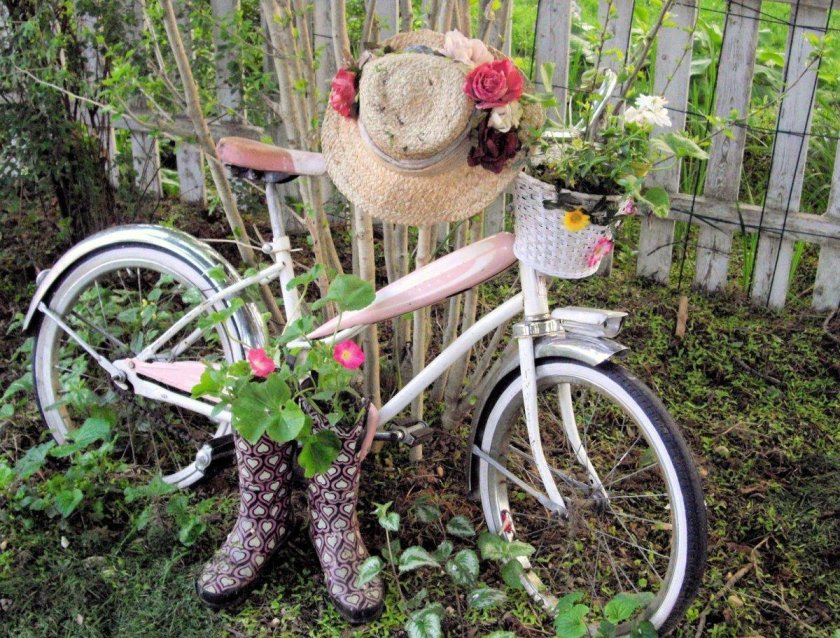 Велосипед в саду декор