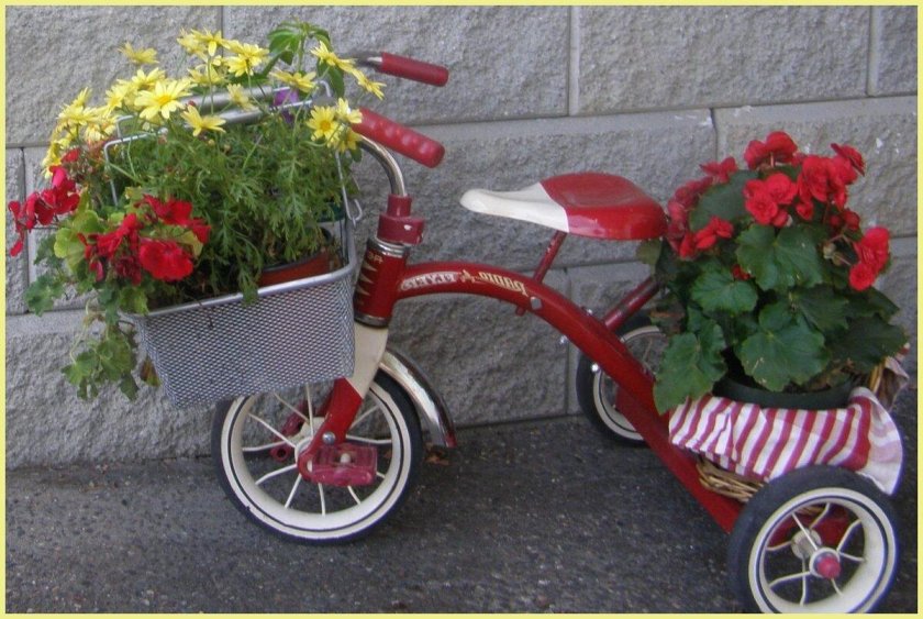 Велосипед в саду декор
