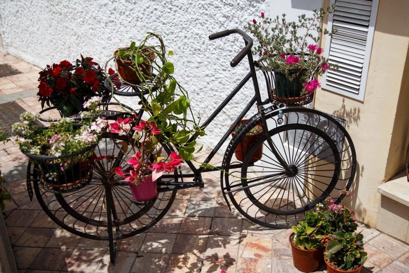 Велосипед в саду декор