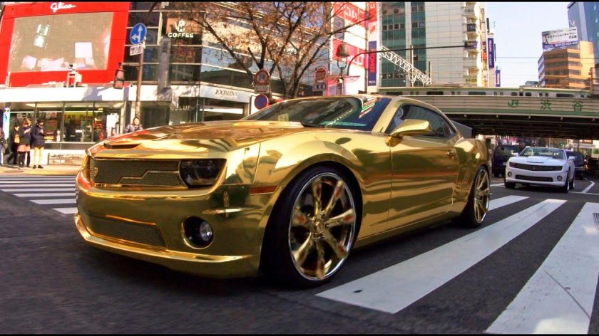 Машина золотого цвета