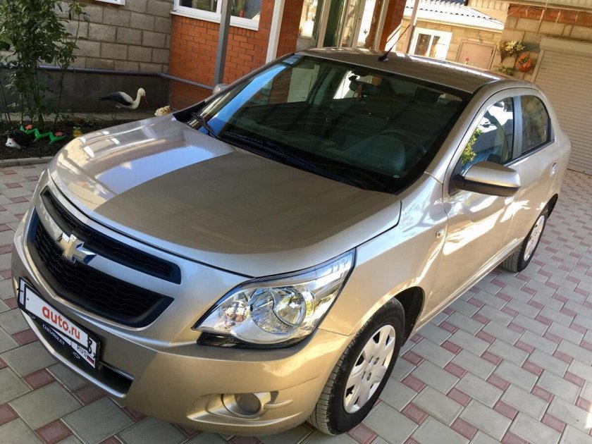 Chevrolet Cobalt золотой