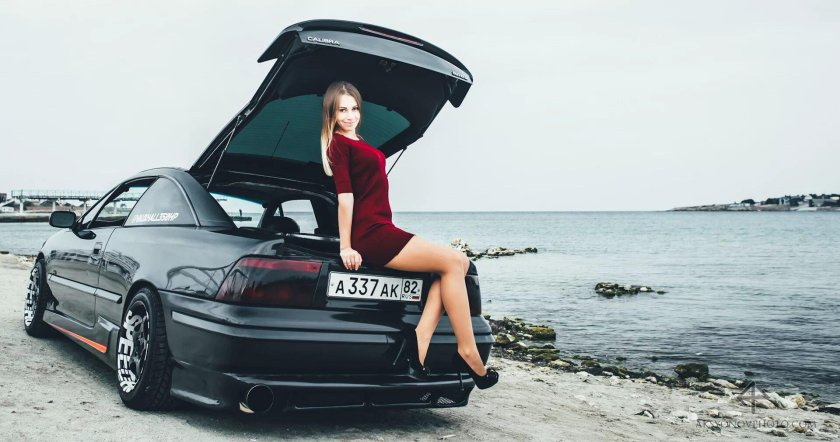 Машина Опель с девчонками