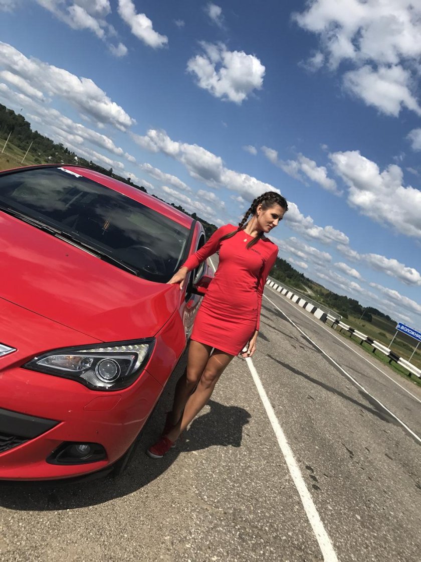 Opel Astra GTC Red