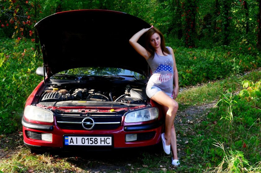 Опель Омега и девушка