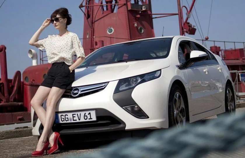 Девушки и Опель Астра