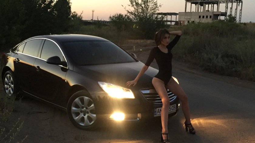 Опель Инсигния и девушки