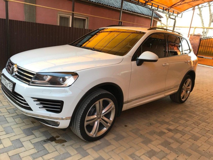 Volkswagen Touareg 2015 белый