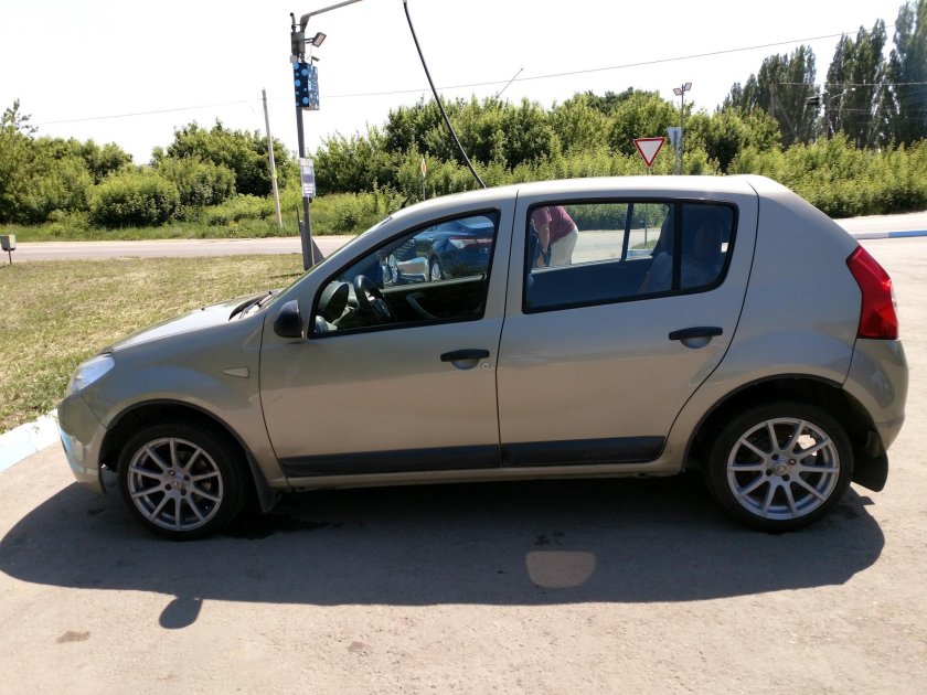 Renault Sandero 1