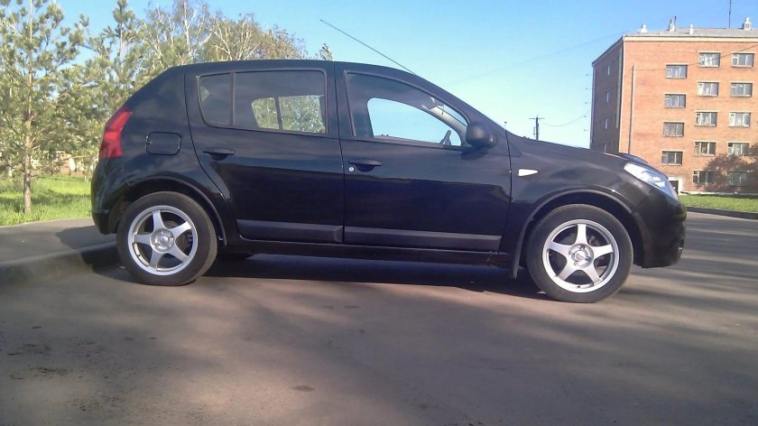 Рено Сандеро на 15 дисках