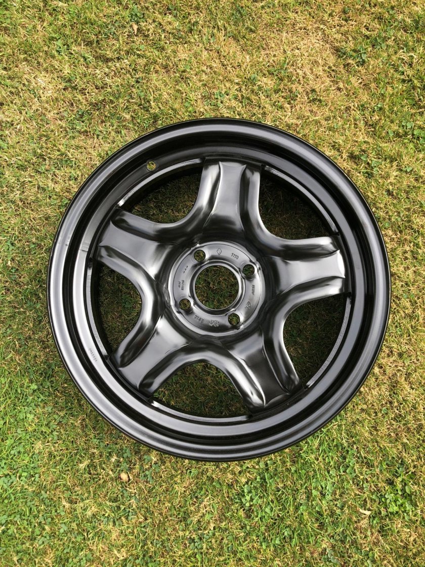 Штампованные диски r16 на Рено Логан