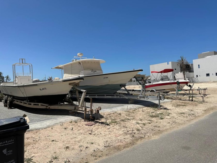 Автомобили на лодках в Эмиратах