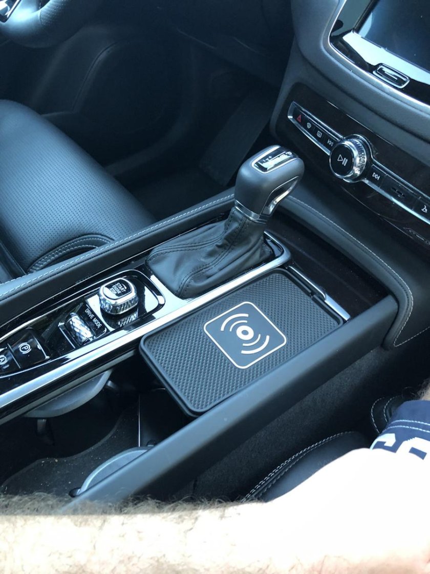 Беспроводная зарядка Volvo xc90