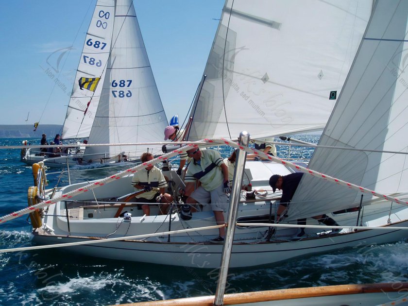 Яхта Contessa 32