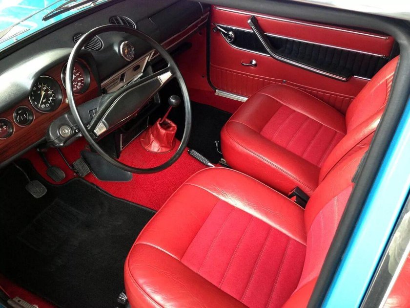 ВАЗ 2103 красный салон