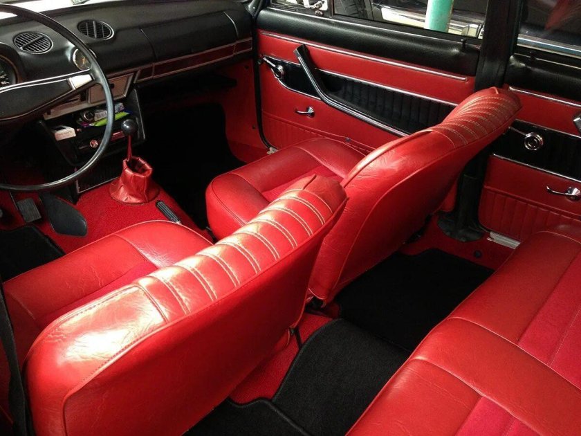 ВАЗ 2103 красный салон