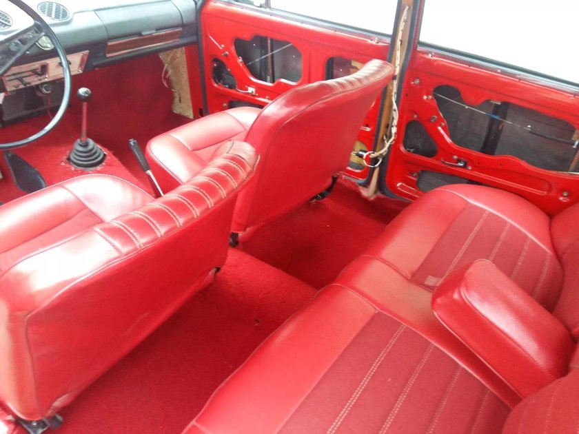 ВАЗ 2103 красный салон