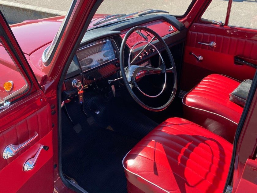 Москвич 408 белый красный салон