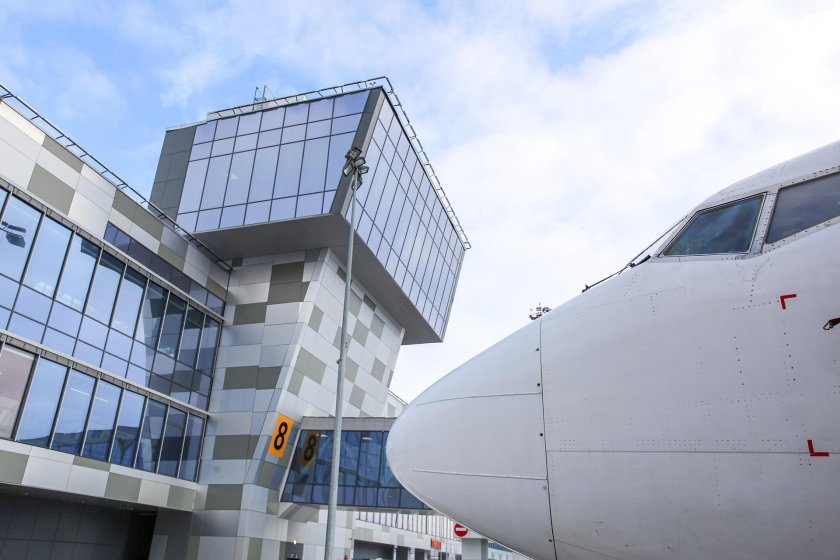 Самолет и аэропорт