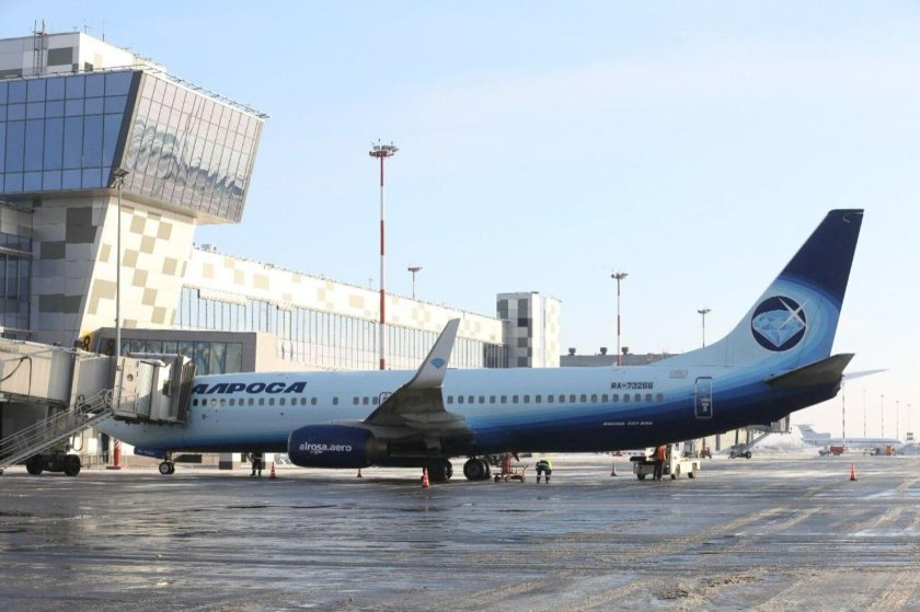 Самолет и аэропорт