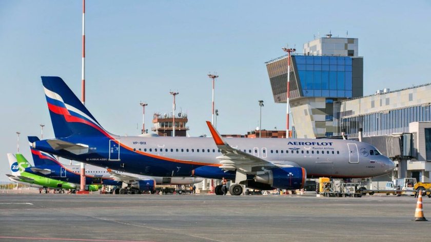 Самолет и аэропорт