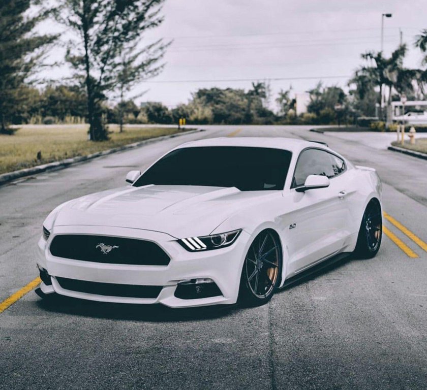 Форд Мустанг белый