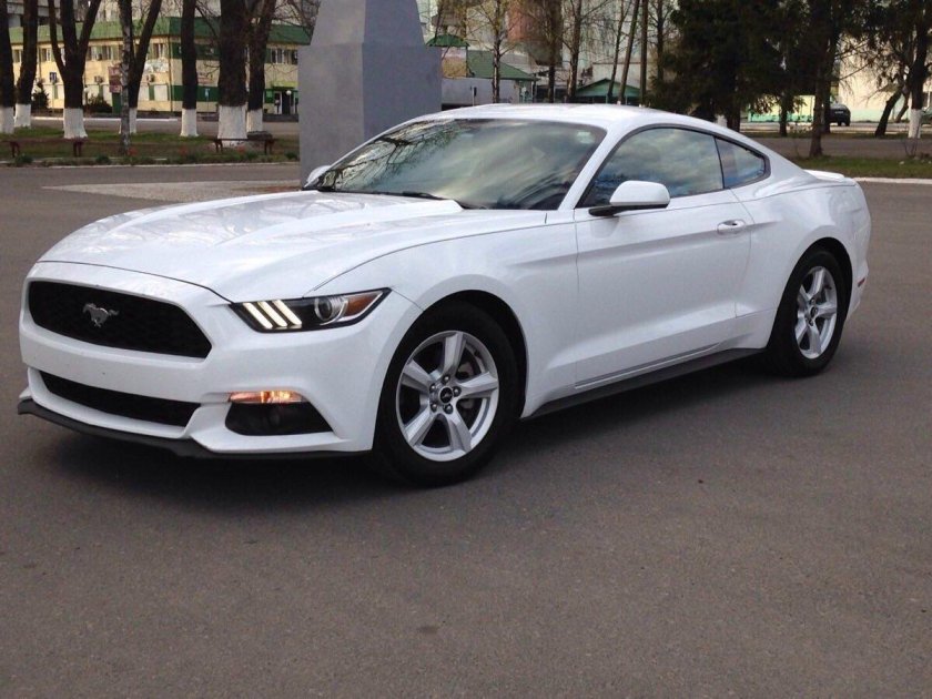 Мустанг Форд кабриолет 2022 белый